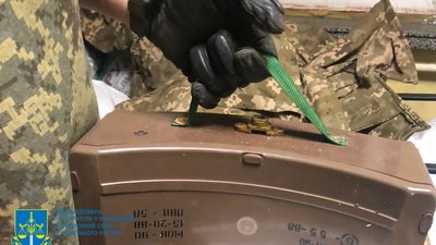 Лейтенант ТрО незаконно зберігав зброю та засоби ураження на складі комерційного підприємства