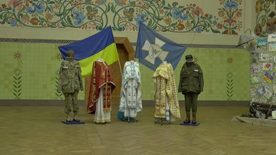 Одежа військових священників, що представлена на виставці "Капелани. Духовний щит України" Одежа військових священників, що представлена на виставці "Капелани. Духовний щит України"