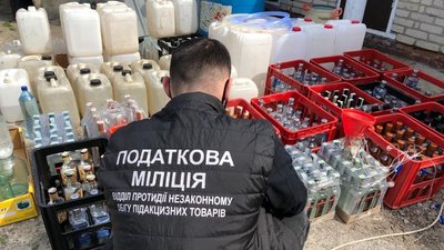 В лучанина правоохоронці вилучили 300 літрів спирту та 50 літрів підробленого алкоголю