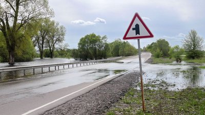 До критичного рівня заплави Десни залишається 50 см – дорогу на кордоні Сумської та Чернігівської областей залило водою До критичного рівня заплави Десни залишається 50 см – дорогу на кордоні Сумської та Чернігівської областей залило водою