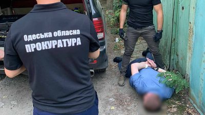 На Одещині затримали митника, який брав хабарі за оформлення контейнерів — прокуратура