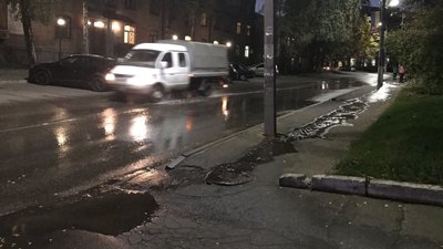 Прорвало трубу: одну з черкаських вулиць затопило водою Прорвало трубу: одну з черкаських вулиць затопило водою