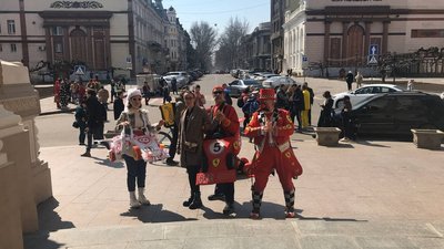 Одеські актори та клоуни пройшли вулицями міста попри карантин Одеські актори та клоуни пройшли вулицями міста попри карантин