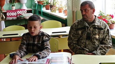 "Завдяки військовим ми живемо у спокої". Як волонтерять у Росохацькому ліцеї на Франківщині "Завдяки військовим ми живемо у спокої". Як волонтерять у Росохацькому ліцеї на Франківщині