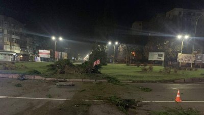 ДТП в Ужгороді: водій легковика заїхав на коло ДТП в Ужгороді: водій легковика заїхав на коло