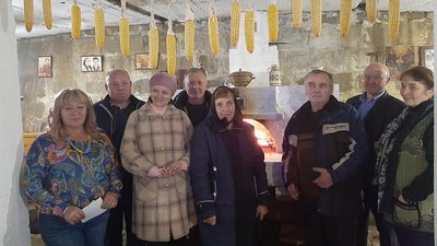 Світлина з відкриття криївки. Перша зліва — Ольга Соломійчук Світлина з відкриття криївки. Перша зліва — Ольга Соломійчук