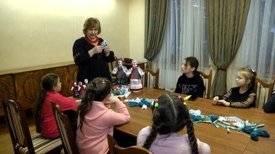 У Житомирі дітей навчають робити ляльки-мотанки, наповнені сухотрав’ям У Житомирі дітей навчають робити ляльки-мотанки, наповнені сухотрав’ям