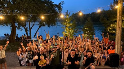 Хмельницький музикант зі своїми прихильниками. Фото з архіву музиканта Хмельницький музикант зі своїми прихильниками. Фото з архіву музиканта