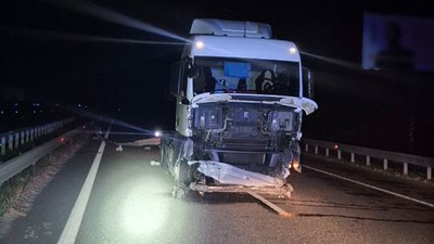 На Київщині п'яний водій вантажівки на повній швидкості зніс металевий відбійник