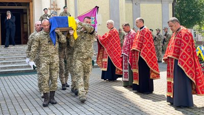 У Мукачеві попрощалися із полеглим на війні Русланом Надьом У Мукачеві попрощалися із полеглим на війні Русланом Надьом