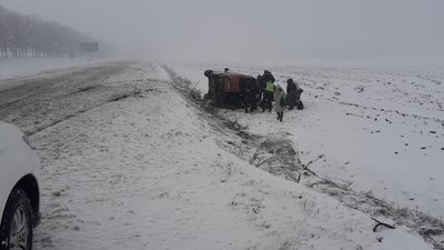 На Сумщині мікроавтобус злетів у кювет, є травмовані