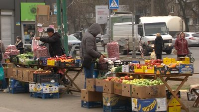 "Ми стоїмо там, де кращий прохід для людей": у Черкасах хочуть заборонити стихійний ринок "Ми стоїмо там, де кращий прохід для людей": у Черкасах хочуть заборонити стихійний ринок
