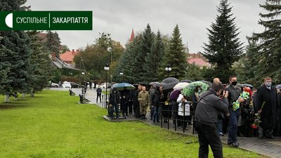 В Ужгороді поклали квіти до Меморіалу пам'яті загиблим (ФОТО) В Ужгороді поклали квіти до Меморіалу пам'яті загиблим (ФОТО)