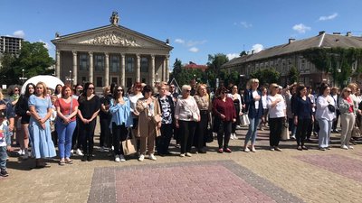 Учасники заходу до Дня Конституції України