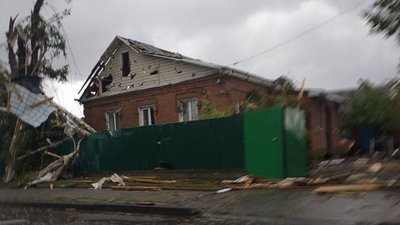Зірвані дахи, поламані дерева: негода у Кропивницькому Зірвані дахи, поламані дерева: негода у Кропивницькому