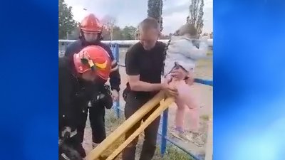 Рятувальники визволили дівчинку, яка застрягла на спортивному майданчику