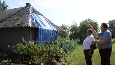 На Тернопільщині дерево проламало дах школи На Тернопільщині дерево проламало дах школи