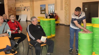 Фермер із Сумщини створив безрамковий вулик для бджіл Фермер із Сумщини створив безрамковий вулик для бджіл