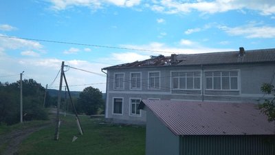 У селі на Буковині вітер зірвав дах зі школи та житлових будинків