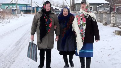 Щедрівки від "Гарних молодиць". У селі Усок на Сумщині зберігають та співають старовинні пісні Щедрівки від "Гарних молодиць". У селі Усок на Сумщині зберігають та співають старовинні пісні
