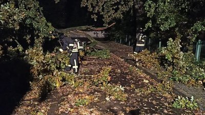 70 рятувальників ліквідовували наслідки негоди на Прикарпатті
