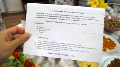 "Зробив щось корисне – і на душі легше". Як на Львівщині готують "енергетичні батончики" для українських військових "Зробив щось корисне – і на душі легше". Як на Львівщині готують "енергетичні батончики" для українських військових