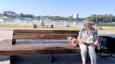 Хмельничанка рятується від спеки у затінку, Хмельницький, 6 серпня 2026 року