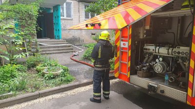 "Дитина вистрибнула з вікна". У Кривому Розі сталася пожежа на четвертому поверсі багатоповерхівки "Дитина вистрибнула з вікна". У Кривому Розі сталася пожежа на четвертому поверсі багатоповерхівки