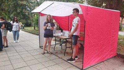 Найбільший живий замкнений ланцюг: в Ужгороді 2 437 людей встановили рекорд України Найбільший живий замкнений ланцюг: в Ужгороді 2 437 людей встановили рекорд України