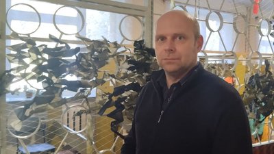 Учні та вчителі житомирського ліцею сплели для ЗСУ понад 150 сіток Учні та вчителі житомирського ліцею сплели для ЗСУ понад 150 сіток