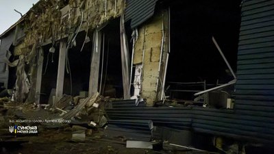 Наслідки російського удару по нежитловому приміщенню у Сумах.