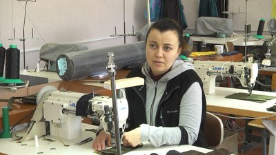 Переселенець із Харкова влаштував на Волині цех з пошиття "розгрузок" для бійців Переселенець із Харкова влаштував на Волині цех з пошиття "розгрузок" для бійців