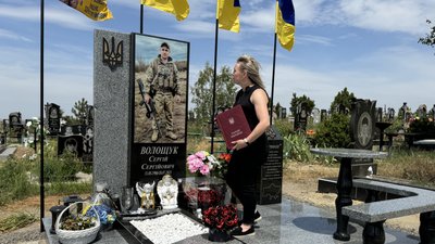 Марина на могилі свого загиблого чоловіка Сергія, Миколаївщина, червень 2025 року