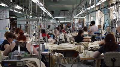 На ужгородській швейній фабриці шиють одяг на український ринок та на замовлення Європи
