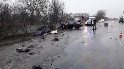 Важко травмованого пасажира BMW після аварії у Любарі доправили до обласної лікарні Важко травмованого пасажира BMW після аварії у Любарі доправили до обласної лікарні