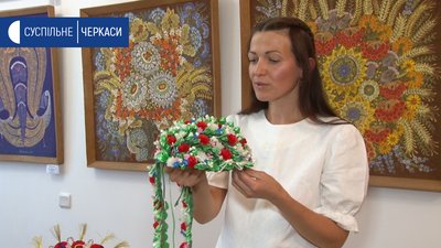 Сторічну традицію виготовлення вінків відтворюють черкаські майстрині