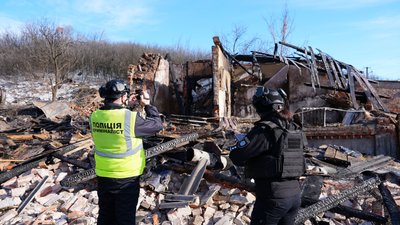 Правоохоронці біля місця російської атаки в Богодухові, 11 лютого 2026 року