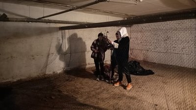 В одному з укриттів лучани плетуть маскувальні сітки для військових В одному з укриттів лучани плетуть маскувальні сітки для військових