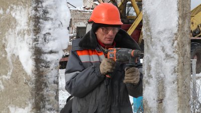 На Ізюмщині заживили ще одне село: воно було знеструмлене з перших днів вторгнення. Це Топольське На Ізюмщині заживили ще одне село: воно було знеструмлене з перших днів вторгнення. Це Топольське
