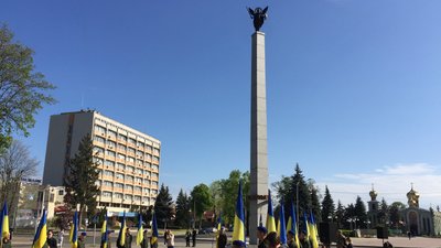 Під звуки сирен тривоги: у Черкасах відзначили День пам'яті та примирення вшануванням захисників України