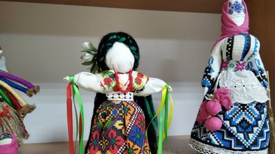 Тернополянки вчилися виготовляти ляльки-мотанки