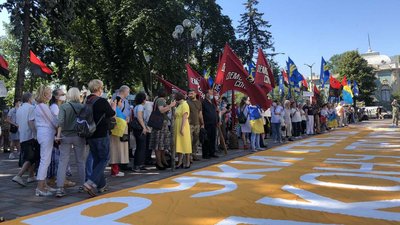 Під Верховною радою протестують проти "закону Бужанського" Під Верховною радою протестують проти "закону Бужанського"