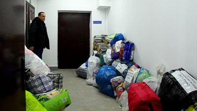 Підписані пакети з одягом