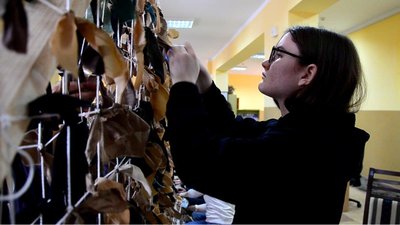 Волонтери плетуть маскувальні сітки