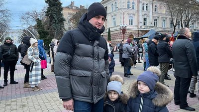 Степан Гриценко із синами, листопад 2023, Тернопіль Степан Гриценко із синами, листопад 2023, Тернопіль
