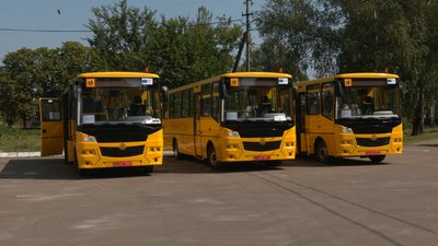 Трьом громадам Чернігівщини передали нові інклюзивні шкільні автобуси