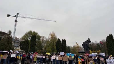 Учасники акції біля пам'ятника Степану Бандері Учасники акції біля пам'ятника Степану Бандері