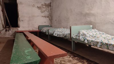 У приміщенні тимчасово встановили ліжка У приміщенні тимчасово встановили ліжка