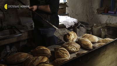 Польський пекар випікає хліб в Бучі Польський пекар випікає хліб в Бучі