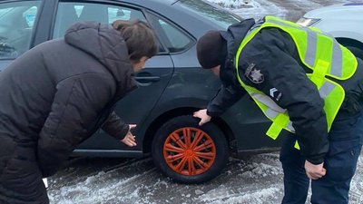 Понад 300 аварій сталося на дорогах Київщини через снігопади — Нацполіція